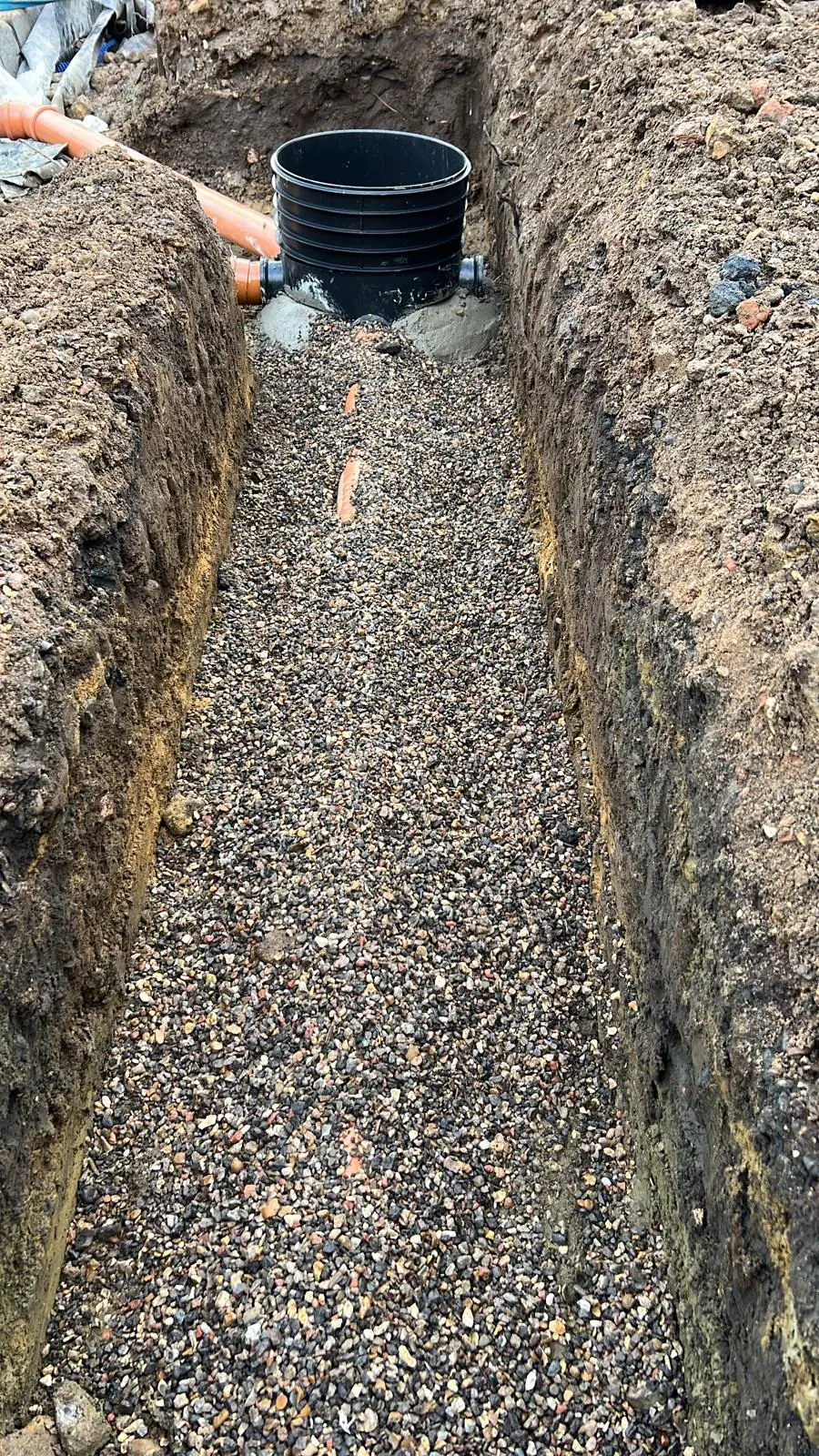 Drainage chamber installed in a prepared trench